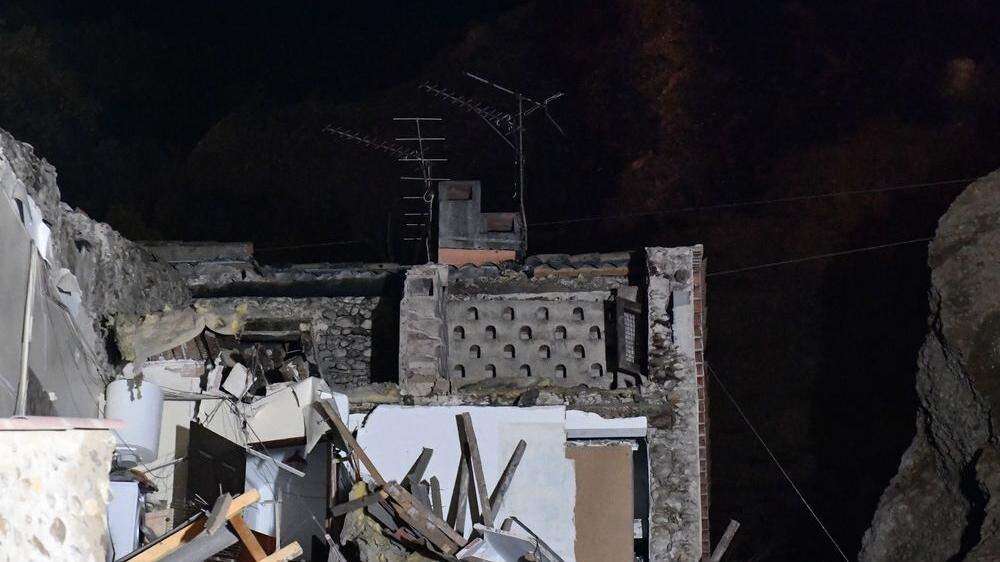 Ein Haus wurde von einem der tonnenschweren Felsbrocken vollständig zertrümmert