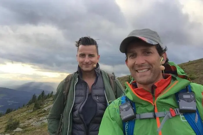 Am Weg spricht Gabalier darüber, wie vor gut sieben Jahren alles begonnen hat. Er verrät, wie er sich fit hält (drei Mal pro Woche Liegestütze), warum er die Ruhe am Berg so genießt und was Heimat und Tradition für ihn bedeuten. 