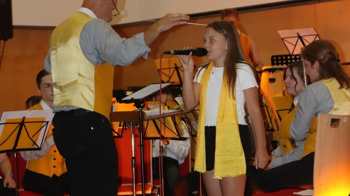 Anna Lena Leitner brillierte als Sängerin mit dem Lied „Flowers“ von Miley Cyrus.