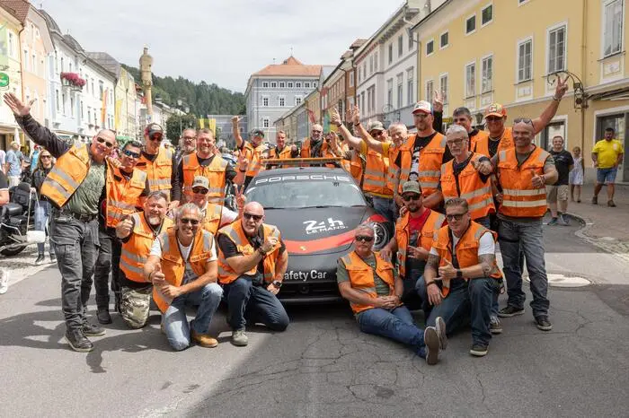 Die Tour steht unter dem Motto “Laut für die Leisen – Stark für die Schwachen”. Das Ziel ist, möglichst viele Spenden für Kinder mit Muskelerkrankungen zu sammeln. 