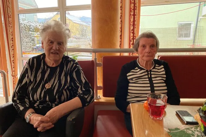 Susanne Klug (91) und Josefine Granitz (82) Verstehen die Aufregung um die Impfung nicht: "Zeckenschutzimpfung habe ich auch bekommen, das kenne ich schon"