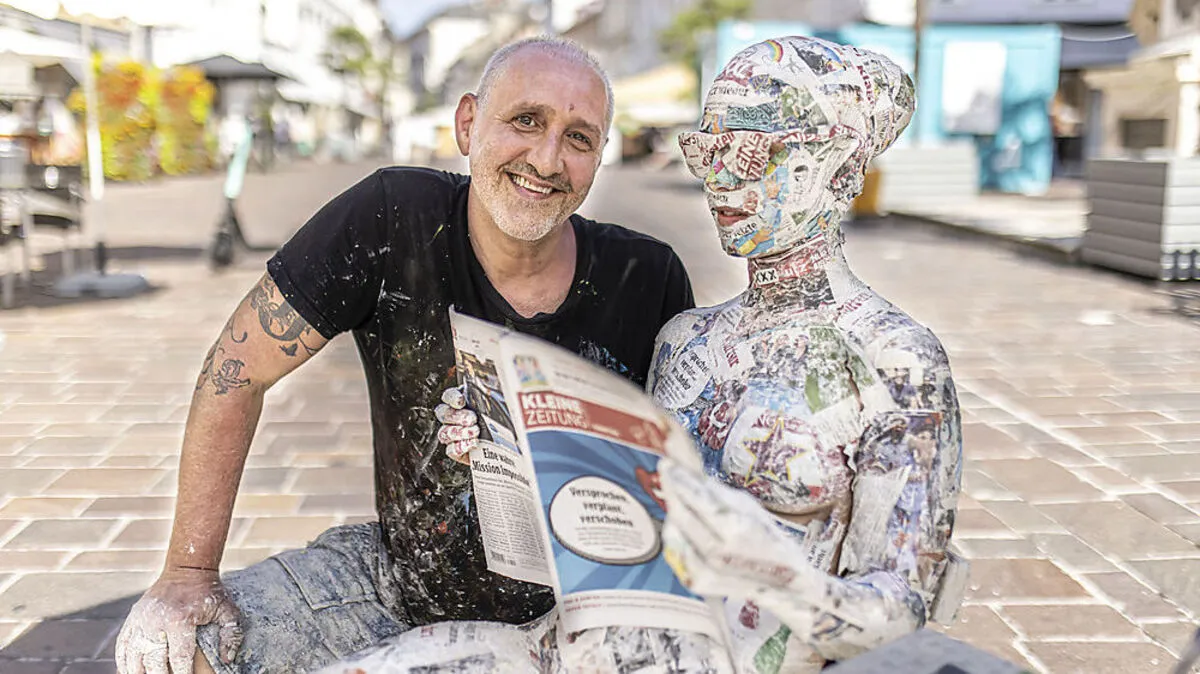 "Jetzt liest sich die Zeitung selbst." Der amerikanische Künstler Filippo Ioco verhüllte im Rahmen des World Bodypainting Festivals Model Barbara in Ausgaben der Kleinen Zeitung