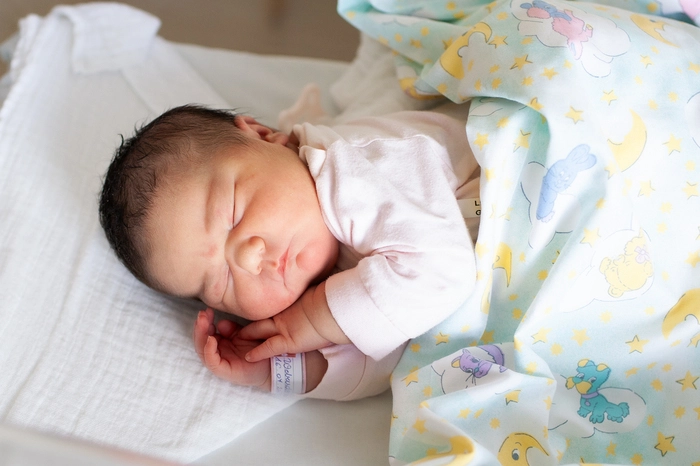 Schlafmützchen Elisa (4560 g, 53 cm) hat die Herzen ihrer Eltern Simone Webersdorfer und Mustafa Sakir im Sturm erobert. Geboren wurde sie am 16. Juli um 12.01 Uhr. Der große Bruder Emilian (2) hat die süße Schwester schon sehnsüchtig erwartet. Die Wiege für Elisa wurde in St. Andrä aufgestellt.