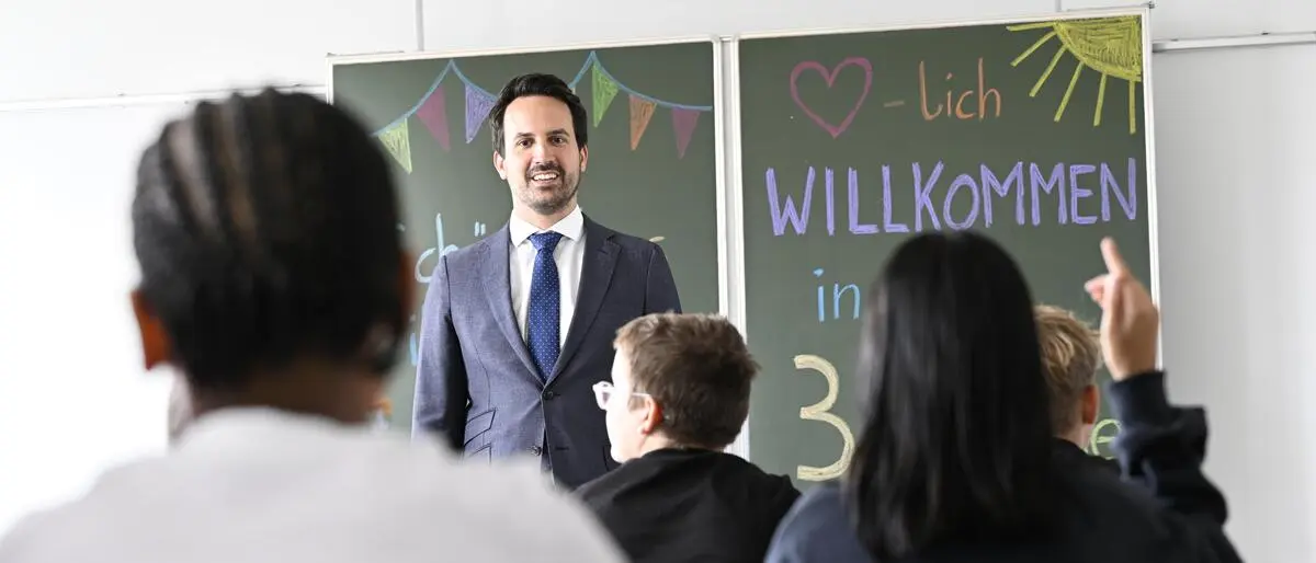 Bildungsminister Christoph Wiederkehr mit Schülern in Wien