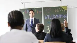 Bildungsminister Christoph Wiederkehr mit Schülern in Wien