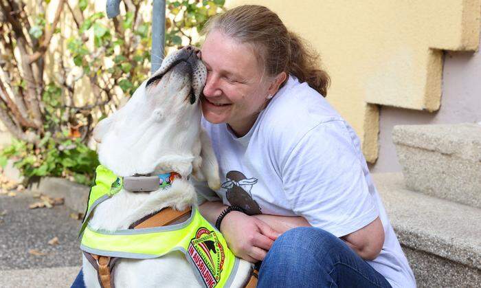 Frederik ist ein Asstizenhund in Ausbildung. Er kann epileptische Anfälle anzeigen, bevor sie kommen
