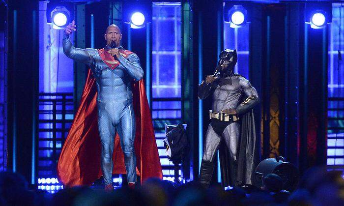 Johnson, verkleidet als Superman, und Kevin Hart als Batman bei den MTV-Awards