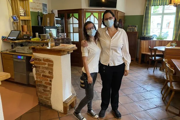 Martina Bichler (rechts im Bild mit Carina Raith), Laurenzibräu, Gleisdorf: "Wir haben heute schon einige Reservierungen. Der Öffnungstag ist auch mein erster Arbeitstag hier. Wir sind startbereit.