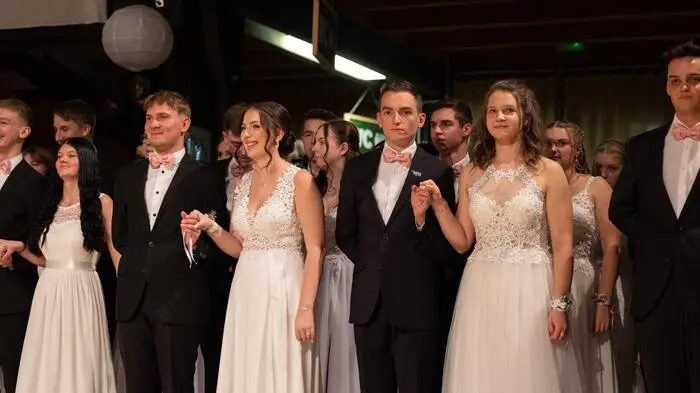 Das Maturaballkomitee sowie alle Maturantinnen und Maturanten der HTL Leoben blicken auf eine unvergessliche Ballnacht zurück, die bei der Freizeitanlage Zechner unter dem Motto „Too hot to handle – Kein Vergnügen ohne Matura“ zelebriert wurde. 