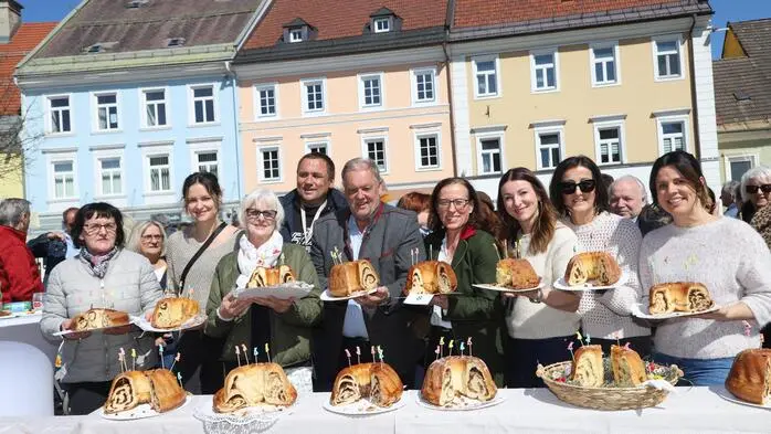 Die Fachjury setzte sich unter anderem aus Bürgermeister Martin Treffner, Veronika Dörfler (Hefehaus), Seminarbäuerin Heidi Tschernitz und der Reindlingsexpertin Auguste Kohlweg von der Bäuerinnen Trachtengruppe Feldkirchen zusammen. Auch aus dem Publikum waren Annemarie Auer, Lena Zamier und Andreas Unterberger mit dabei um die Reindlinge zu bewerten.