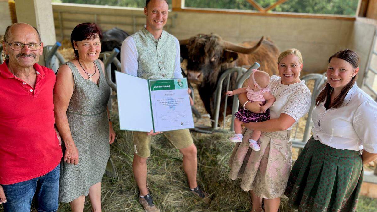 Die Preisträger Wolfgang Kainz und Gattin Angelika Kainz-Schneebauer (Mitte/samt Töchterchen Luisa), Erwin Matlas, Renate Kainz und Cornelia Schneebauer (rechts) sowie Hochlandrind &quot;Werner&quot;