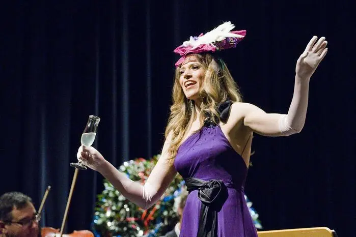 Arabella Fenyves verzauberte mit Charme und Stimme, moderierte pointiert und sang Lieder wie „Der kleine Gardeoffizier“ von Robert Stolz. Echte Wienerlieder, Mitmachmomente und rhythmische Einlagen – darunter der berühmte „Amboss-Schlag“ – verliehen dem Abend Dynamik und Freude.