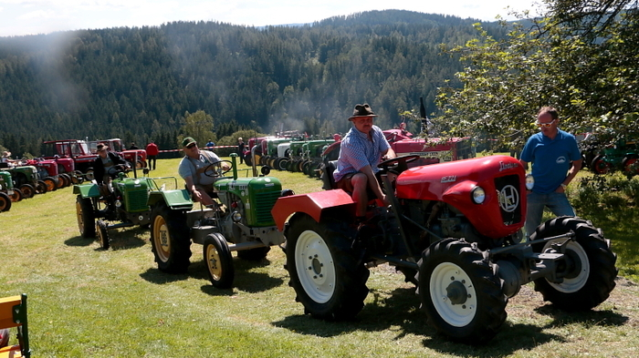Der TOC (Traktoren- Oldtimer- Club) Edelschrott lud zum traditionellen Treffen beim Gasthaus Wartinger in Edelschrott ein.