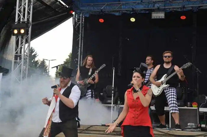 Für gute Unterhaltung sorgten Bands, die ein breites Spektrum an Musikrichtungen vertraten. Der Sound von aktuellen Hits oder Eigenkompositionen ließ keinen Stadtfestbesucher stillstehen.