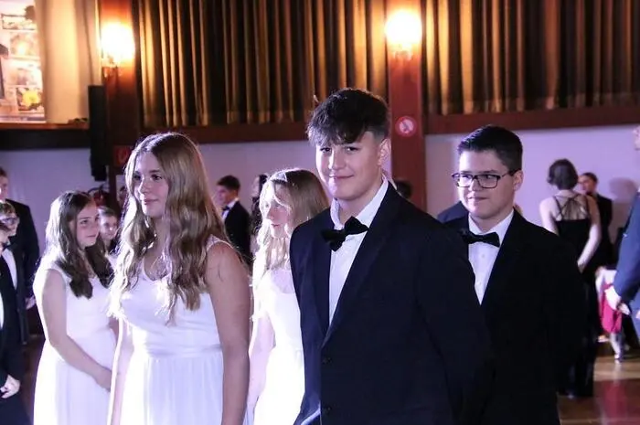 ... boten Schülerinnen und Schüler der Mittelschule Bärnbach eine von der Tanzschule Pierre Gider einstudierten Polonaise. Die Gäste bejubelten mit stehenden Ovationen die Darbietungen der Jugend.

