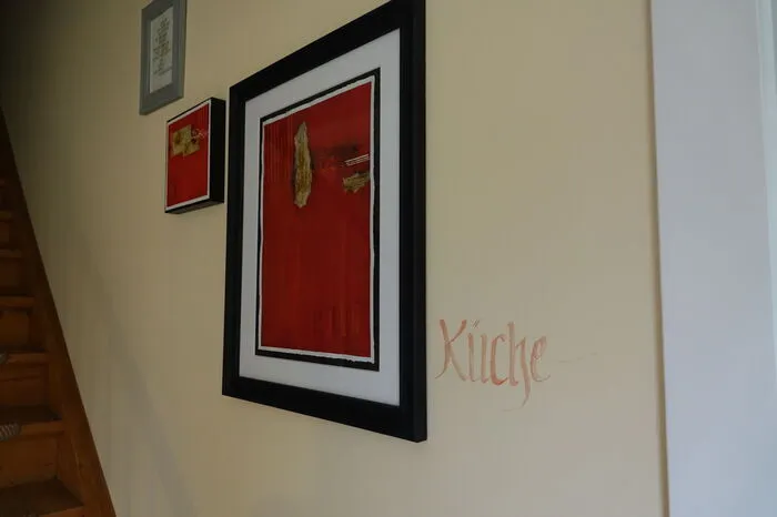 Überall sieht man ihre Leidenschaft für die schöne Schrift, hier zum Beispiel am Gang Richtung Küche