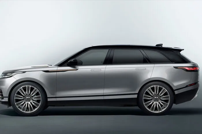 Selbstbewusst ist der Blick aus den Voll-LED-Scheinwerfern – die schmalsten, die Land Rover jemals in ein Serienmodell integriert hat.