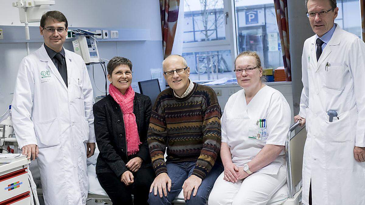 Hermine und Max Taferner mit dem Ärzteteam am LKH-Uniklinikum Graz: Peter Schemmer, Sabine Zitta, Alexander Rosenkranz