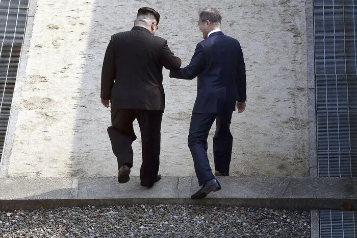 Der gemeinsame Schritt über die Grenze, die bisher die beiden Koreas trennt