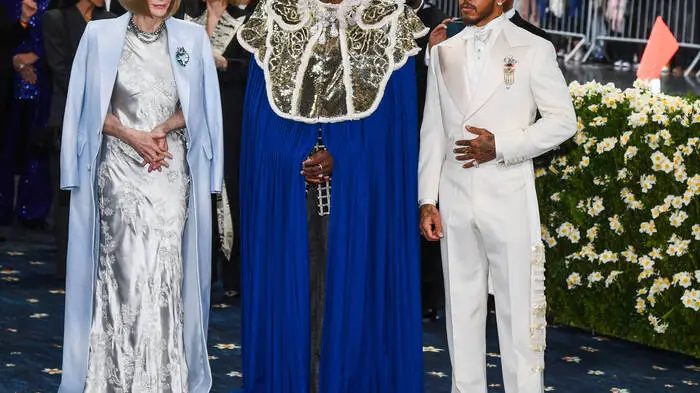 „Vogue“-Chefredakteurin Anna Wintour und oberste Gastgeberin eröffnete den bunten Starreigen bei der Met Gala 2025. 

An ihrer Seite Schauspieler und Co-Gastgeber Colman Domingo, gehüllt in ein königsblaues Cape mit glitzerndem weißem Kragen. Formel 1-Star Lewis Hamilton, ebenfalls einer der Co-Gastgeber der Spendengala, trug einen gewagten cremefarbenen Anzug und eine dazu passende Mütze. 