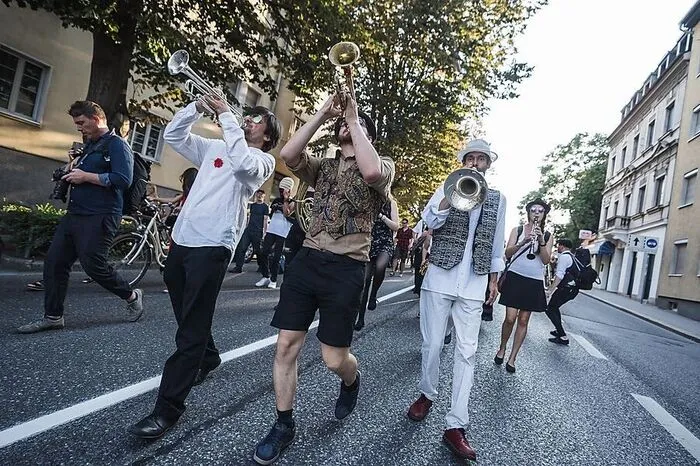 Am Zug durch die Keplerstraße nahmen 800 Gäste teil.