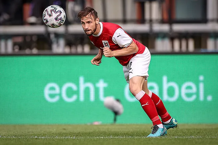 Andreas Ulmer 2 Hatte defensiv seine Mühe und bringt im Nationalteam seinen Offensivdrang nicht zur Geltung. Besetzte teilweise gemeinsam mit dem Flügelspieler die Spur. Kommunikationsprobleme?