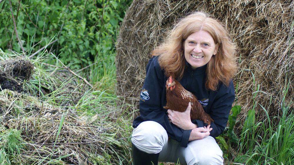 Tierärztin Doris Gansinger mit einem ihrer Hühner