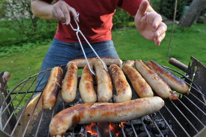 Vorsichtsmaßnahmen beim Grillen • Immer einen Kübel Wasser oder sonstige Löschmittel (Feuerlöscher) bereithalten. • Flammenbildung durch das vom Grillgut abtropfende Fett unterbinden. • Grillvorgang ständig beaufsichtigen. • Restglut immer vollständig ablöschen bzw. fluten.