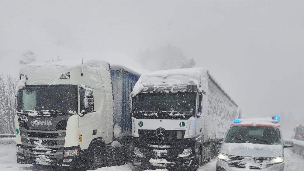 Auf der Brennerautobahn herrscht das Schneechaos