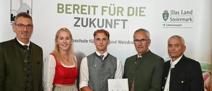 Bei der Preisverleihung: Direktor Reinhold Holler, Obstprinzessin Katharina.I, Preisträger Florian Weingartmann, Manfred Kohlführst, Obmann des steirischen Erwerbsobstbauverbandes und Gottfried Lafer, Fachvorstand für Obstbau