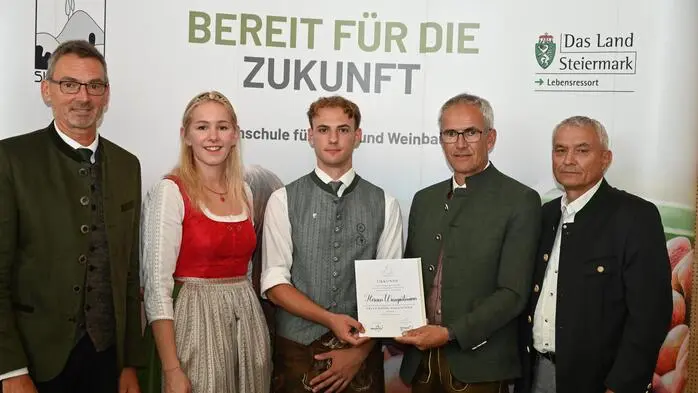 Bei der Preisverleihung: Direktor Reinhold Holler, Obstprinzessin Katharina.I, Preisträger Florian Weingartmann, Manfred Kohlführst, Obmann des steirischen Erwerbsobstbauverbandes und Gottfried Lafer, Fachvorstand für Obstbau