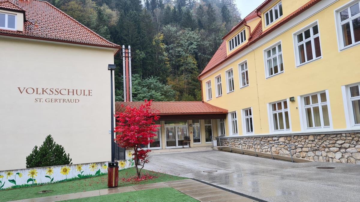 Die Volksschule St. Gertraud hat eine erste Klasse und jeweils zwei Klassen in der zweiten, dritten und vierten Schulstufe