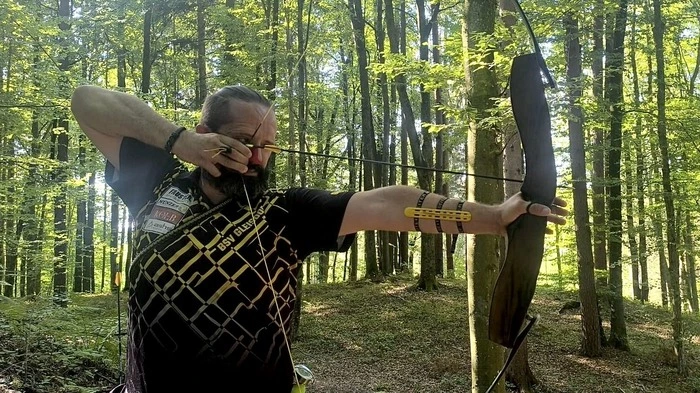 Das Bild zeigt Christian Walgram beim 3D-Bogenschießen