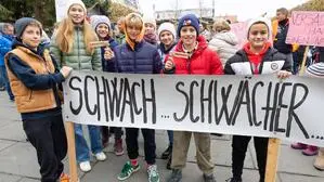 Kinder demonstrieren für ein Hallenbad | Im November 2024 demonstrierten junge Sportlerinnen und Sportler für ein Bad. Als die Debatte begann, waren sie noch lange nicht geboren