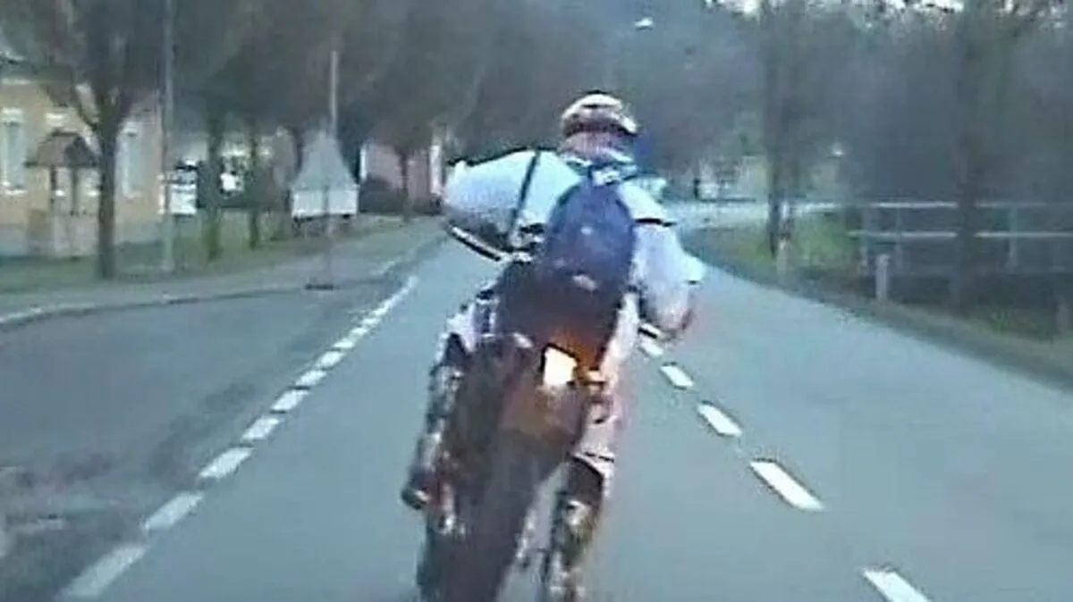 Die Polizei konnte den Biker auf seiner Flucht fotografieren