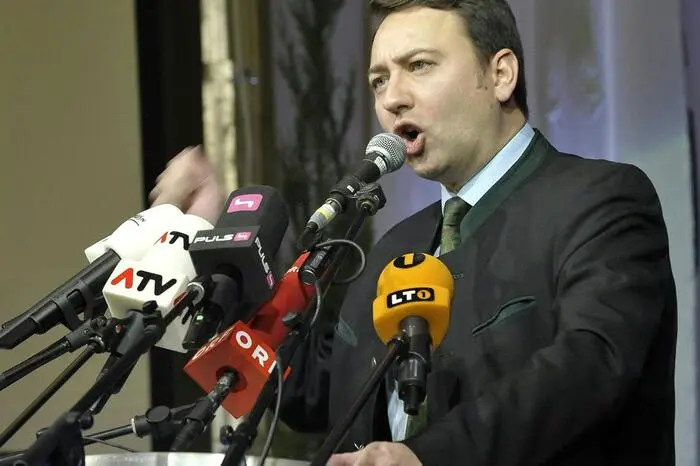 "Was die FPÖ im Bierzelt sagt, ist pfui. Wenn es Sebastian Kurz in der Talkshow sagt, ist es eine intellektuelle Sternstunde." - Das Original ist trotzdem blau, findet Oberösterreichs FPÖ-Chef Manfred Haimbuchner.