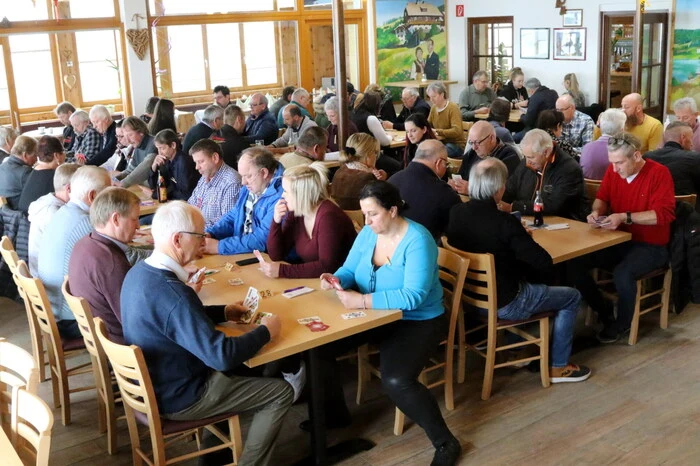 An die 60 Kartentippler hatten sich am Sonntag in das allseits bekannte Wirtshaus hoch über St. Urban aufgemacht, um den Schnapserkönig zu ermitteln. 
