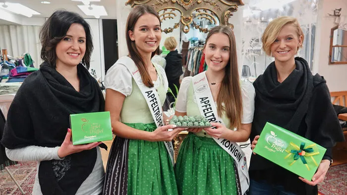 Hofübergabe an die Apfeltrüffelköniginnen "Lena" Dittrich und "Kathrin" Mariacher von Nadine und Sabrina Reisinger.