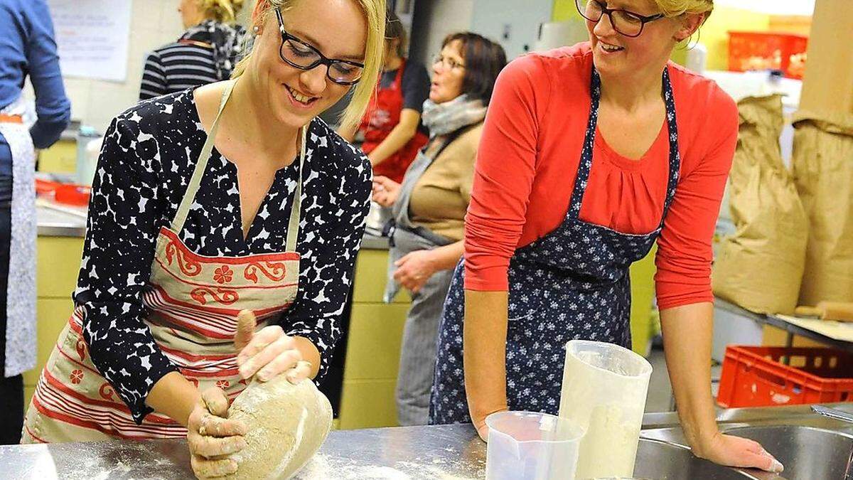 Für das Kneten des Teiges ist ordentlich Muskelkraft nötig