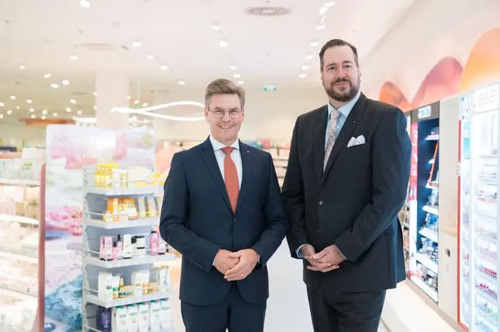 dm-Geschäftsführer Thomas Köck (links) und Harald Bauer