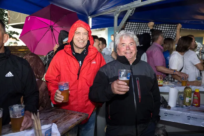 Das Spiel ging mit 2:7 verloren, der guten Stimmung tat das keinen Abbruch. Der Regen wurde zur Kenntnis genommen, Spielunterbrechung inklusive.