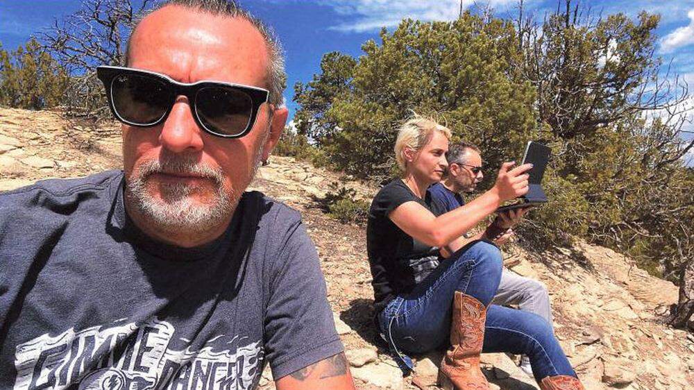 Der Beleuchter Serge Svetnoy auf einem Selfie mit mit der getöteten Halyna Hutchins und Regisseur Joel Souza