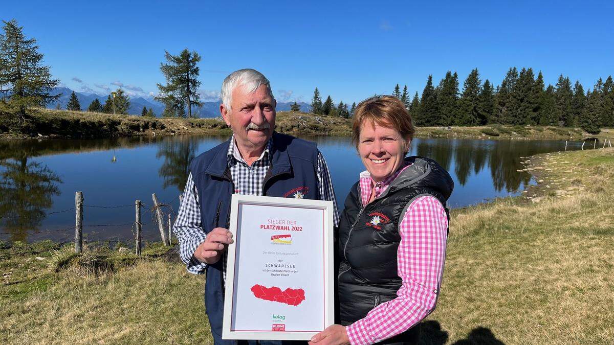 Christine Pirker und Schwiegerpapa Josef Pirker freuen sich, dass der Schwarzsee zum „Schönsten Platz am Wasser“ der Region Villach gewählt wurde.