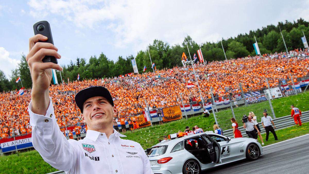 Da war die Welt noch in Ordnung - Max Verstappen bei der Pilotenparade, im Hintergrund die orange Tribüne