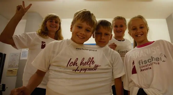 Schülerinnen und Schüler der Mittelschule Kühnsdorf mit Direktorin Erika Knellwolf