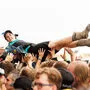 Dem bescheidenen Wetter zum Trotz: Eine Festival-Besucherin beim Crowdsurfen