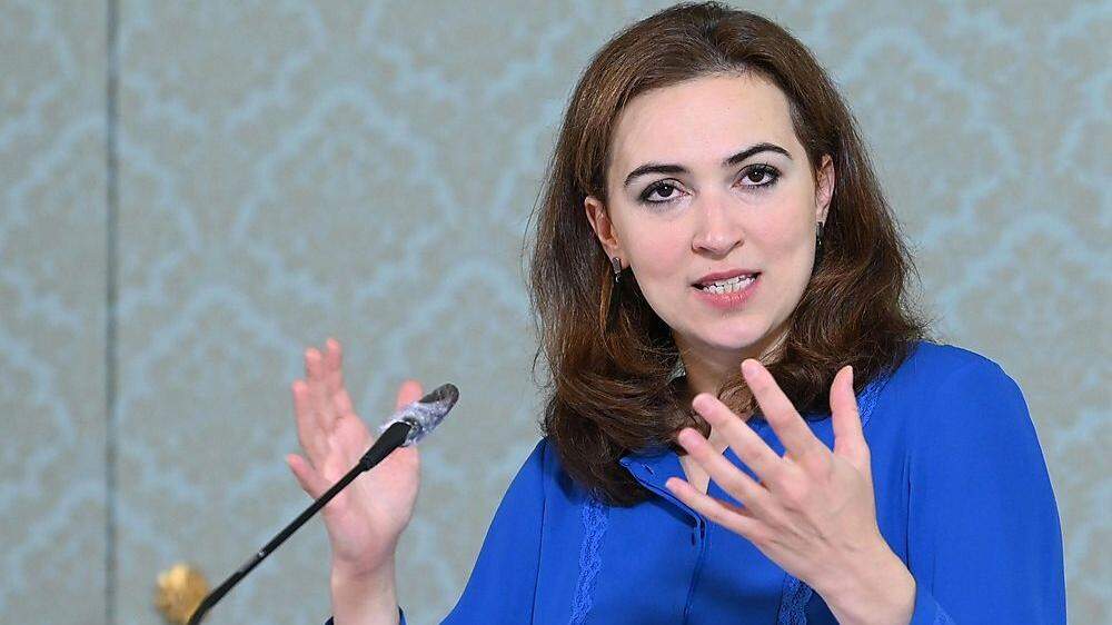 Die Grüne Justizministerin Alma Zadic  setzt auf Überzeugungsarbeit bei öffentlichen Aufträgen