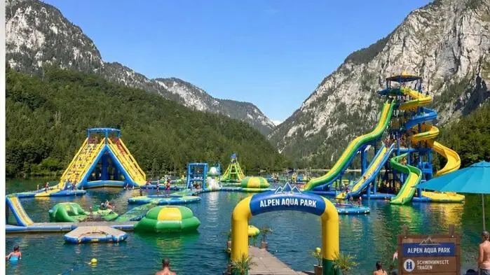 So könnte der Leopoldsteinersee mit einem Wasserpark aussehen