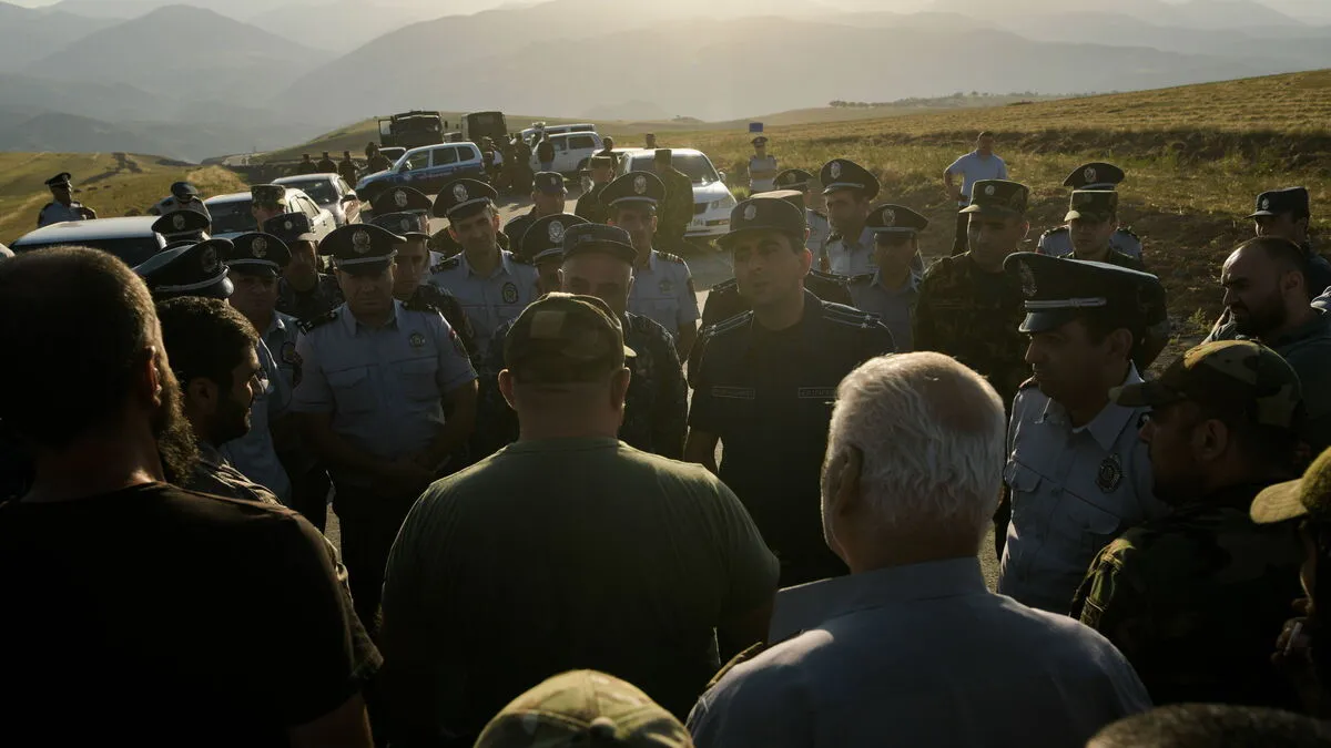 Demonstranten fordern die Freigabe des Latschin- Korridors 	