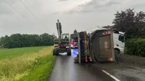 Der Anhänger stürzte um, das Zugfahrzeug blieb stehen
